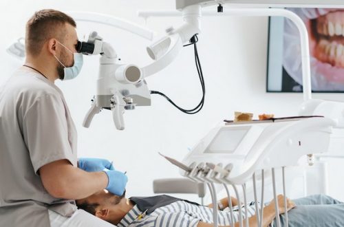 Процесс терапевтического лечения зубов в стоматологической клинике с современным оборудованием.