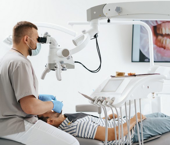 Процесс терапевтического лечения зубов в стоматологической клинике с современным оборудованием.